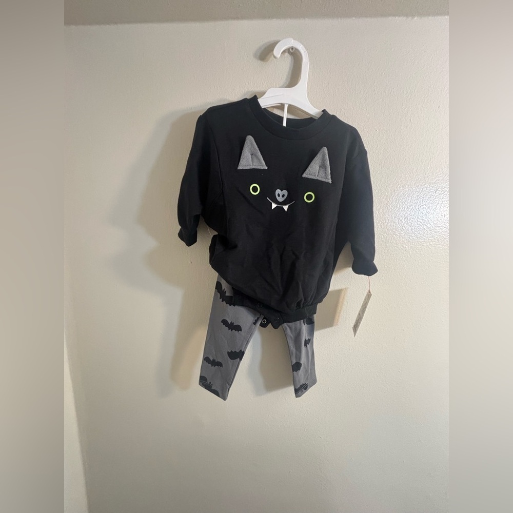6-9M Cat & Jack Baby Bat Face
Sweatshirt Romper & Legging Set
Halloween
